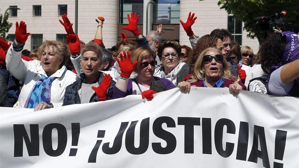 Manifestación de los colectivos feministas en Pamplona.