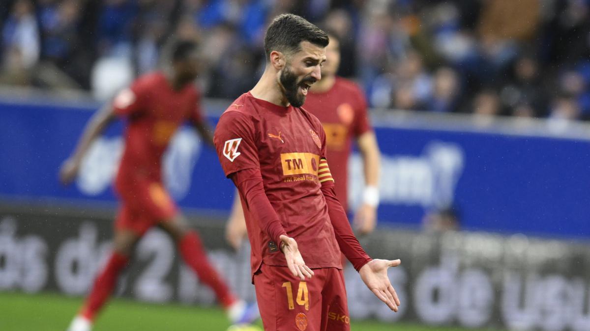 OVIEDO, 14/03/2026.- El defensa del Valencia, José Gayá, durante el encuentro correspondiente a la jornada 28 de LaLiga EA Sports que disputan este sábado Real Oviedo y Valencia CF en el estadio Carlos Tartiere de Oviedo. EFE/ Eloy Alonso