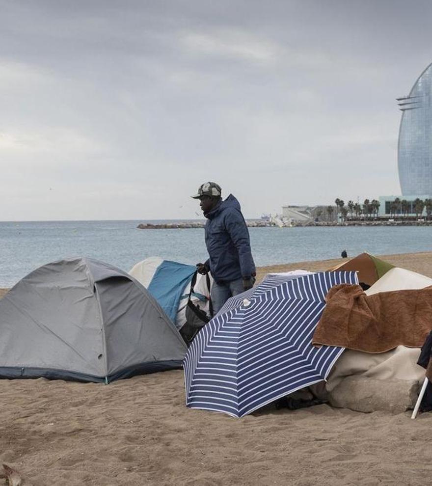 Un acampada de migrantes malvive en las playas de Barcelona