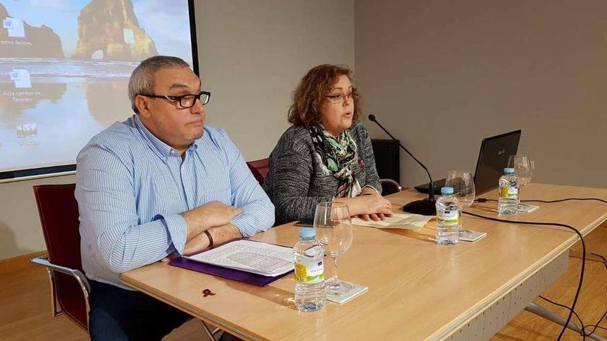 Ernesto Suárez y Marga Suárez, edil de Bienestar Social de Navia, durante la jornada sobre la esclerosis múltiple celebrada ayer en el municipio.