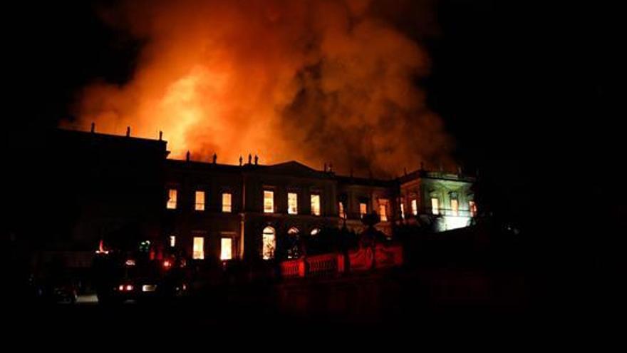 Un incendio consume el Museo Nacional de Río de Janeiro