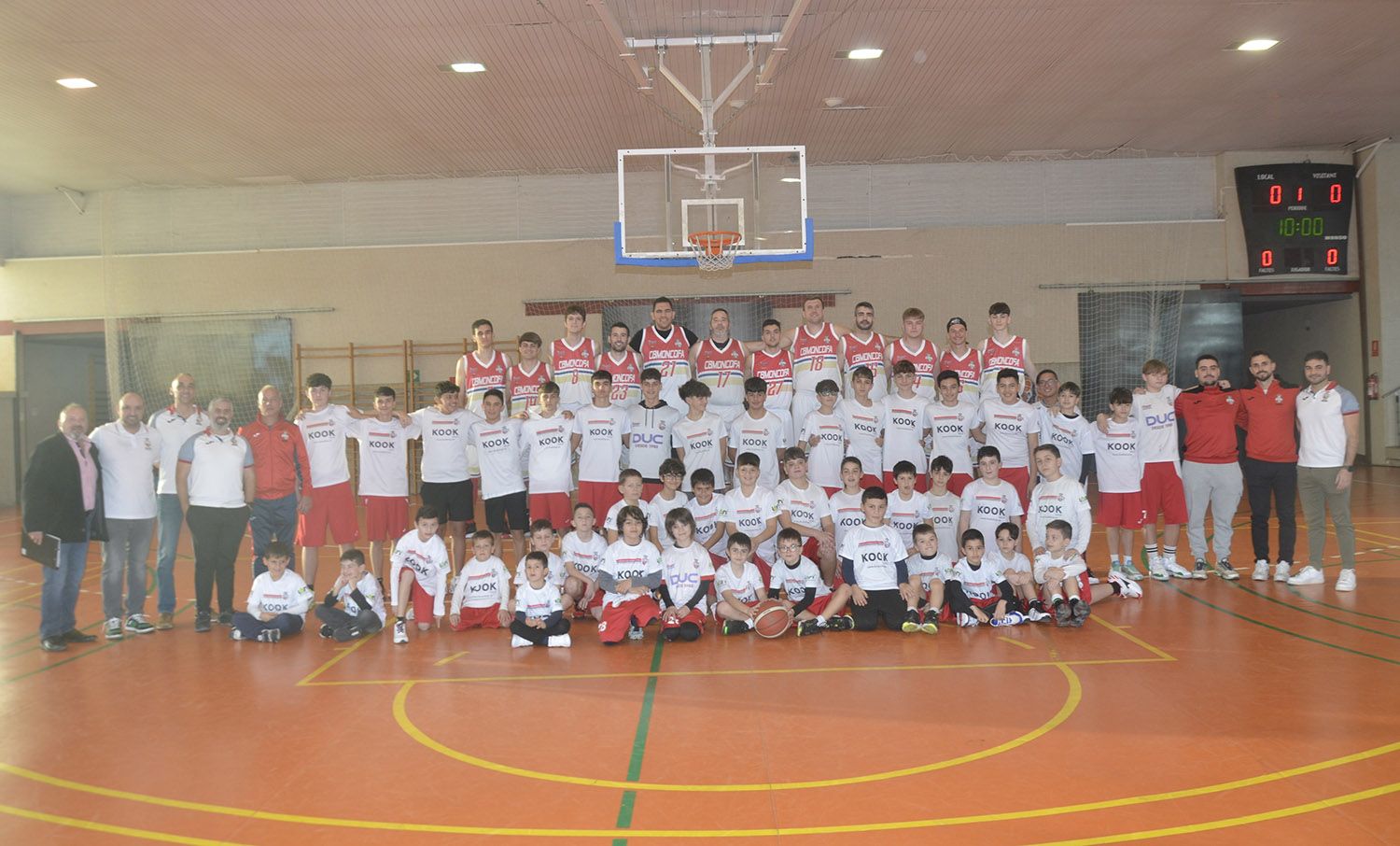 El CB Moncofa presentó a todas las categorías del Club, desde Prebenjamines a Sénior, con casi 80 jugadores y técnicos