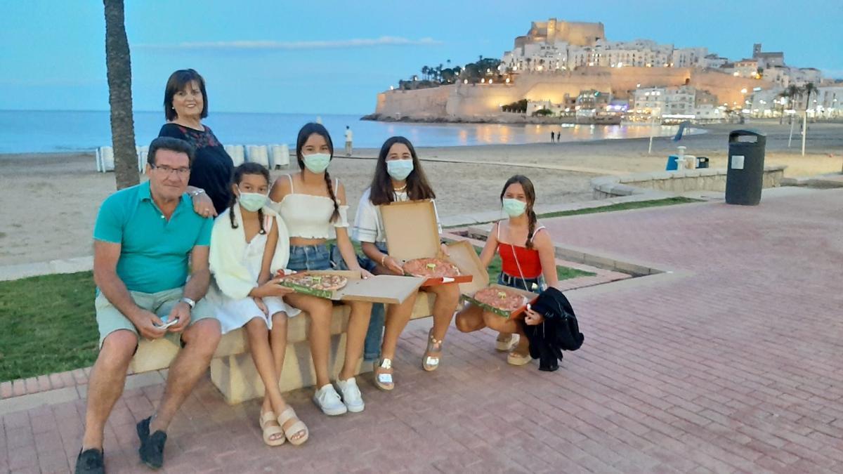 Poca gente en las playas, pero mucha en las terrazas y el paso de Peñíscola.