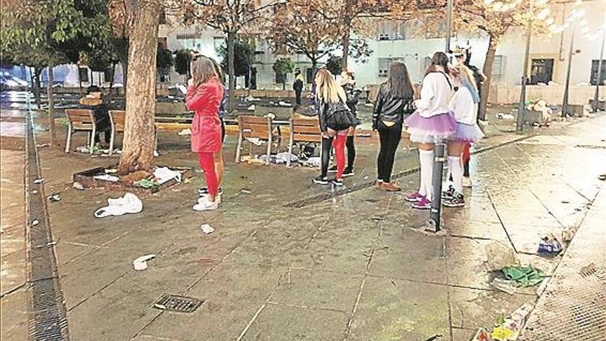 Un &#039;botellón&#039; masivo se descontrola y empaña el Carnaval en la calle