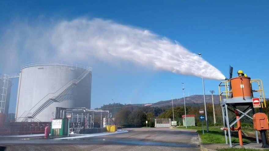 Bomberos reduciendo el derrame de metanol en el simulacro de Foresa. // N.P.