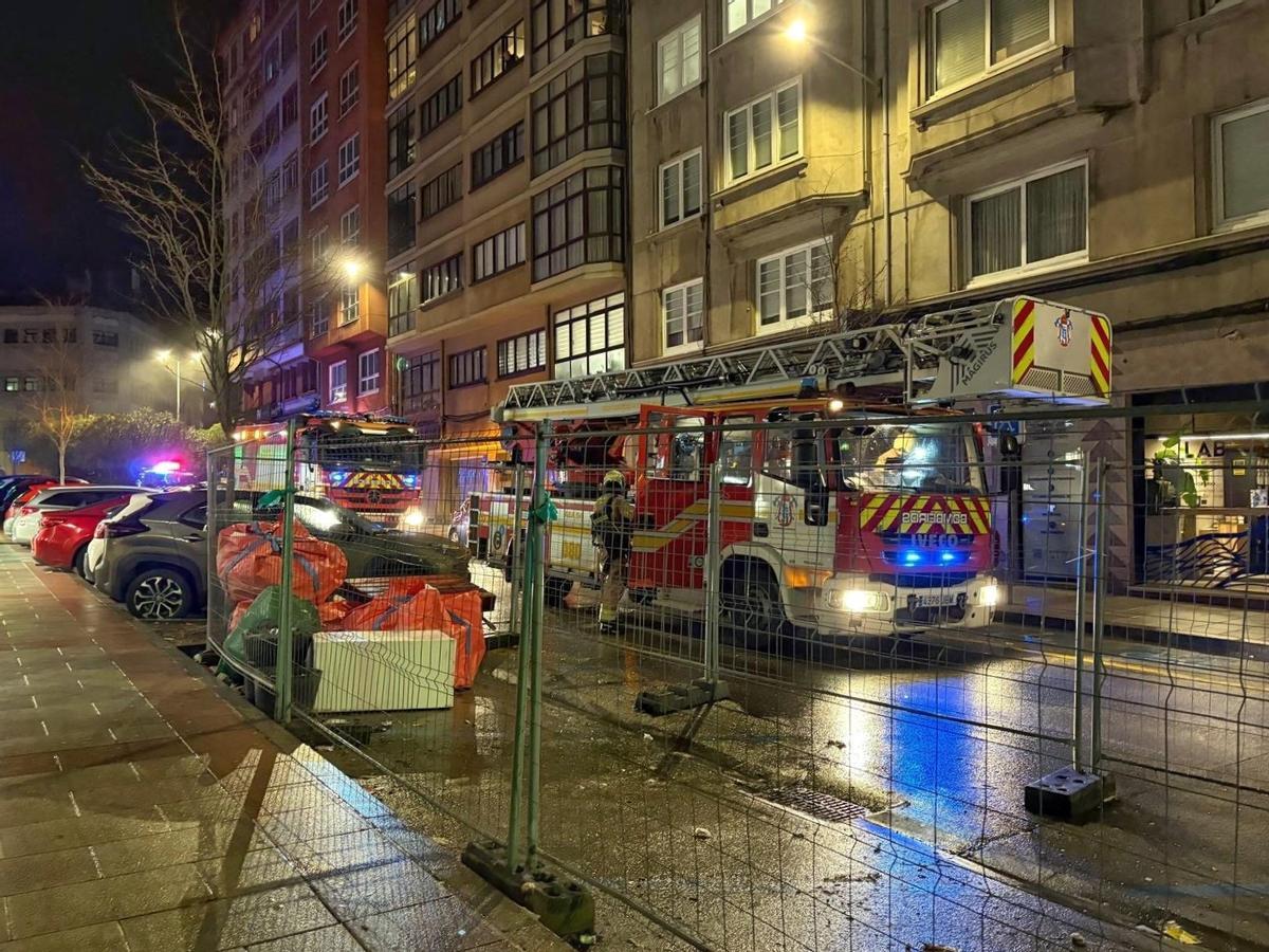 Los vehículos de los bomberos, en la calle Pérez Cepeda.