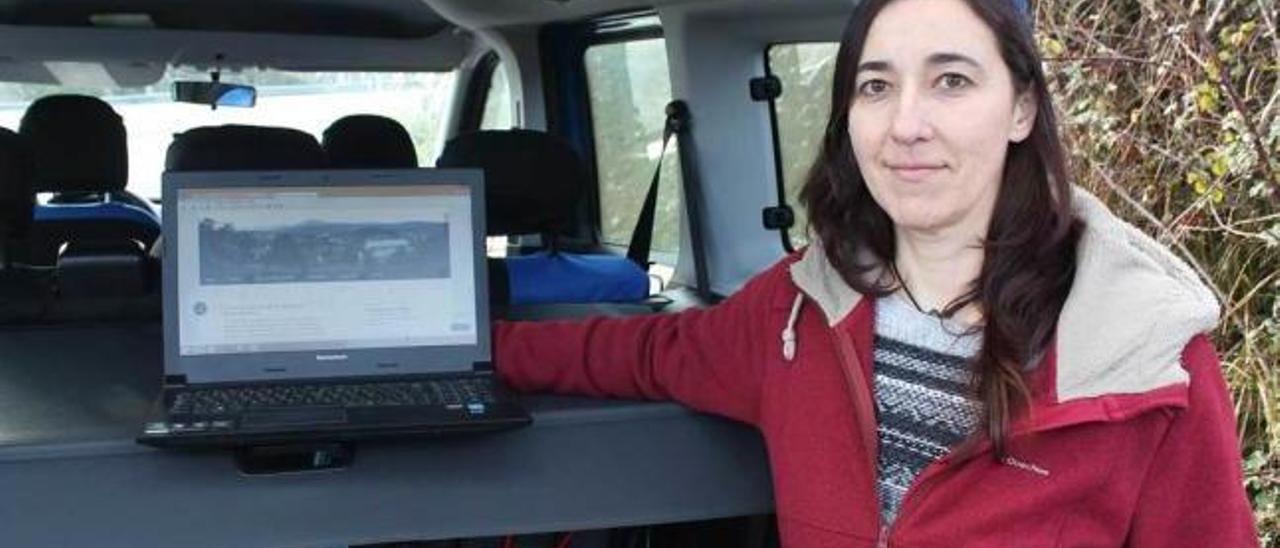 Raquel López, mostrando el blog de la parroquia en un ordenador ayer.