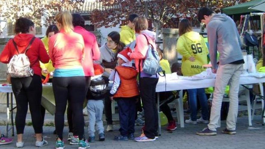 Inscripciones para la carrera en la plaza del Pou.