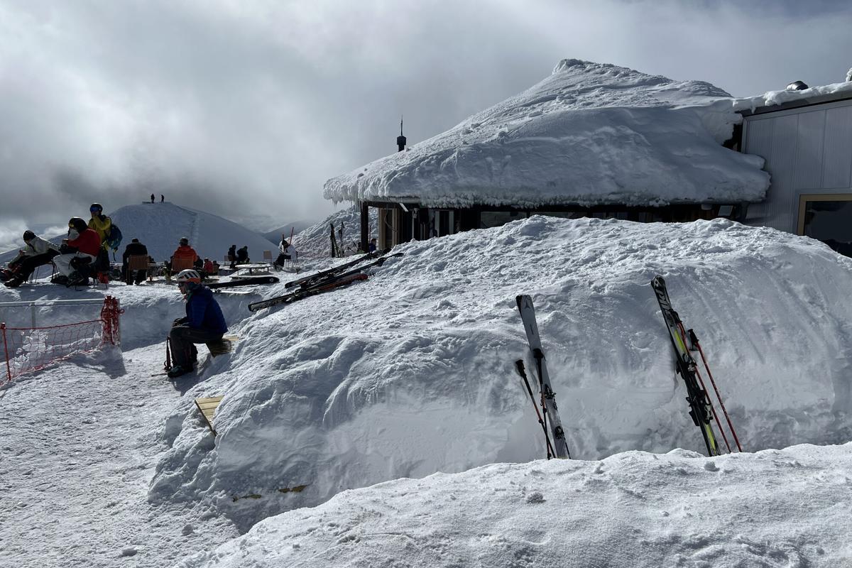 Imatge exterior del refugi del Niu de l'Àliga, a l'estació de La Molina (Cerdanya) on es veuen gruixos de neu acumulada