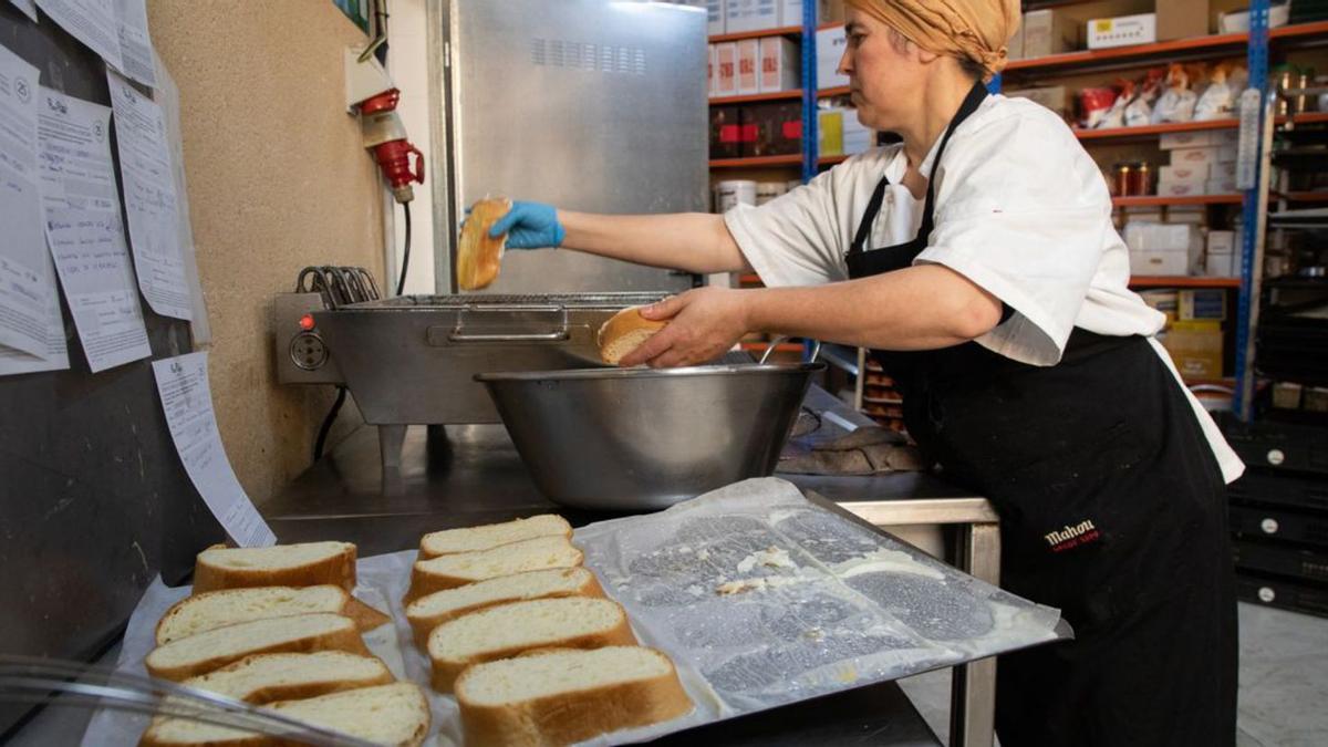 Preparación de torrijas.