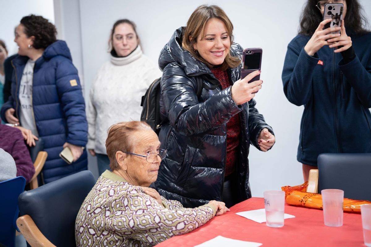 Los Reyes Magos visitan a los mayores de la capital extremeña.