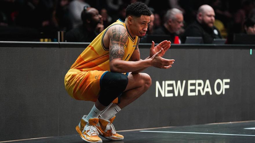 AJ Slaughter choca las palmas de sus  manos antes de ingresar en la pista del Copper Box el pasado martes frente al London Lions. | |