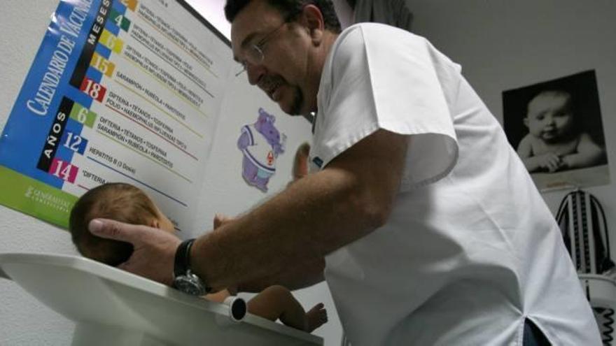 Un sanitario pesa a un bebé en un centro de salud de la ciudad de Alicante, en imagen de archivo.