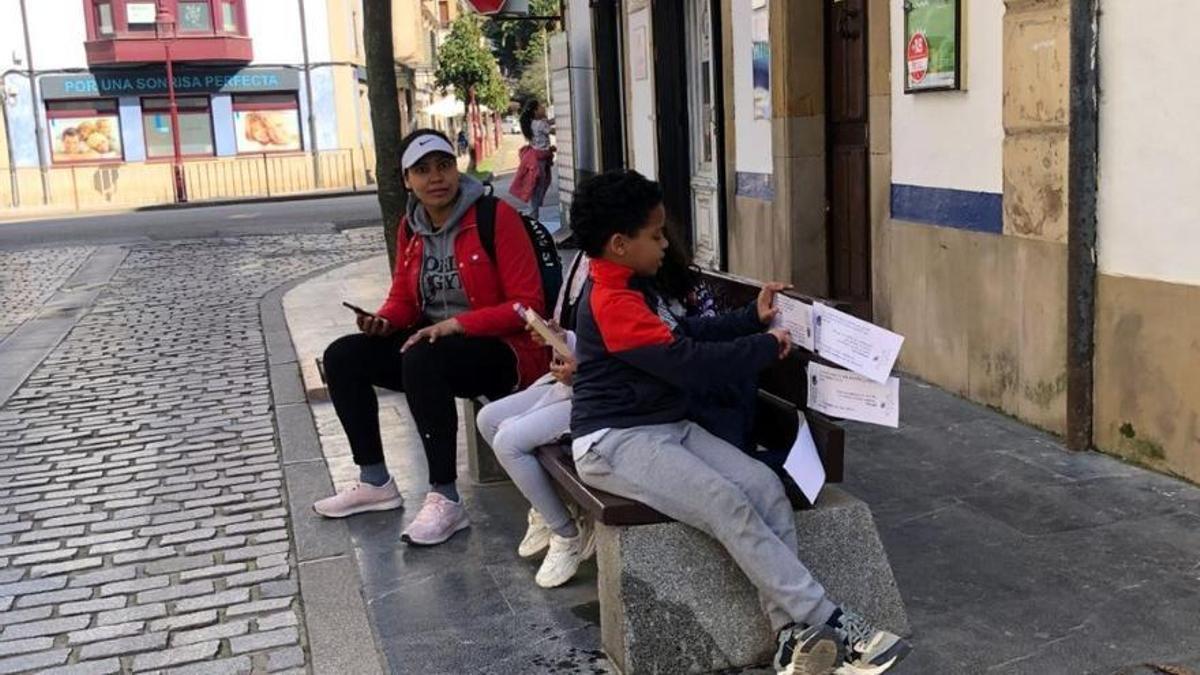 Dos adolescentes leen poemas en la calle el pasado Día de la Poesía, el 22 de amrzo.