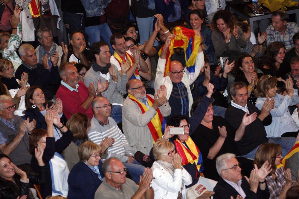 La gent concentrada a la Plaça del Vi.