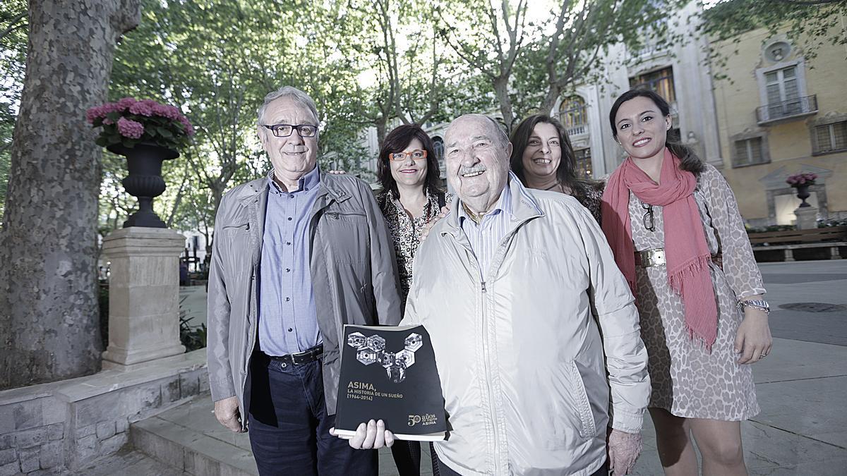 Jaime Canudas, con los responsables de la publicación conmemorativa de los cincuenta años de ASIMA