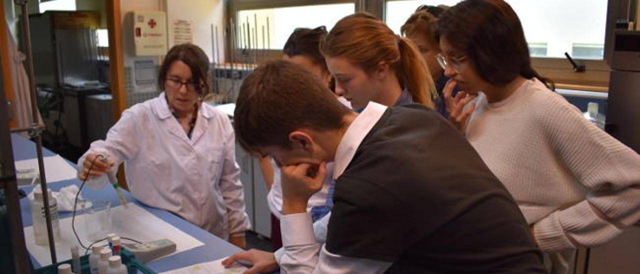 Alumnos del STEMBach del IES República Oriental do Uruguai en un laboratorio.  // IES ROU