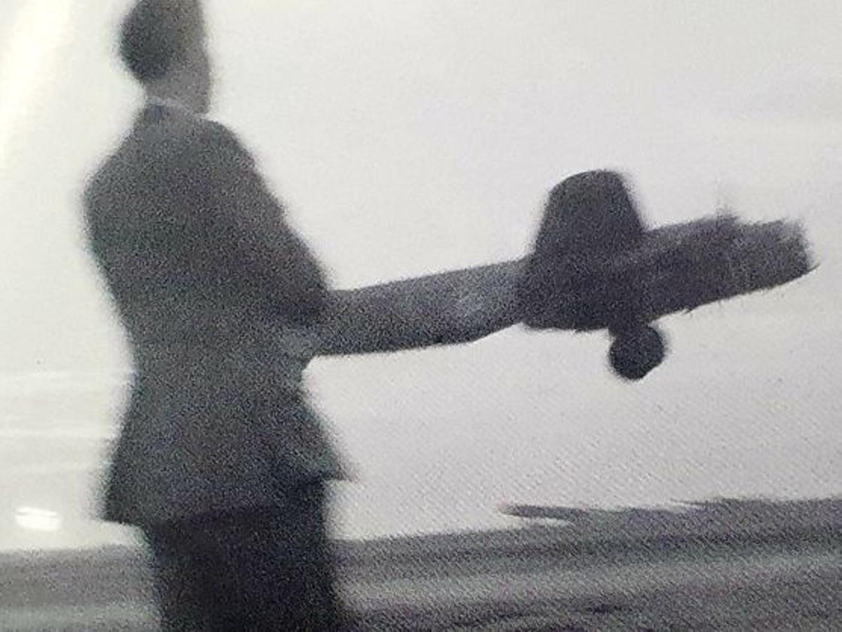 La única fotografía conocida de un avión Lancaster del Escuadrón 617, despegando para la Operación Castigo, en 1943.