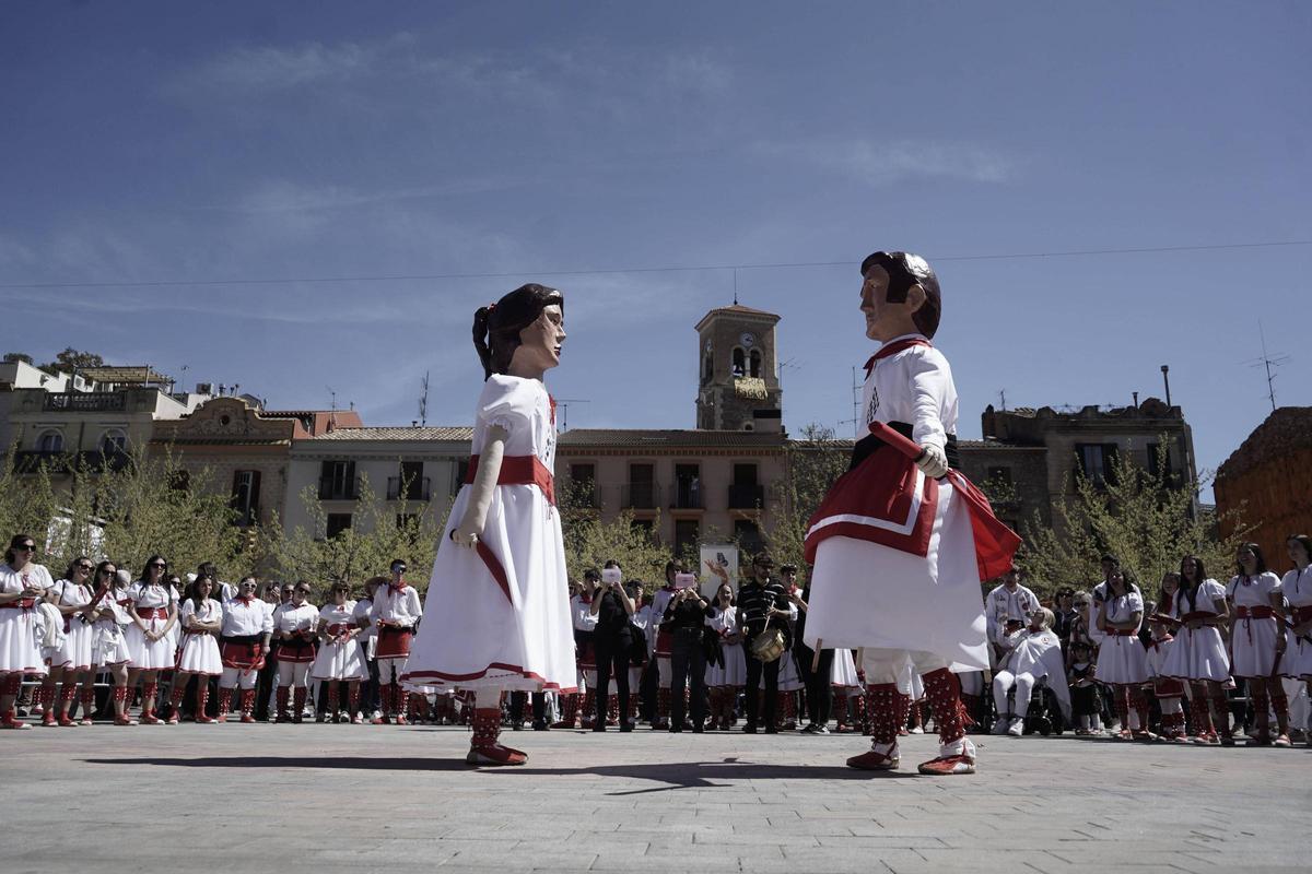 La parella de gegantons de l’Agrupació, un d’ells en homenatge a Miquel Caelles, ballant ahir durant les Caramelles
