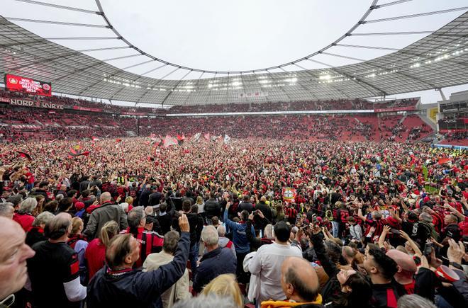 Los aficionados del Bayer Leverkusen celebran la consecución del título de la Bundesliga.