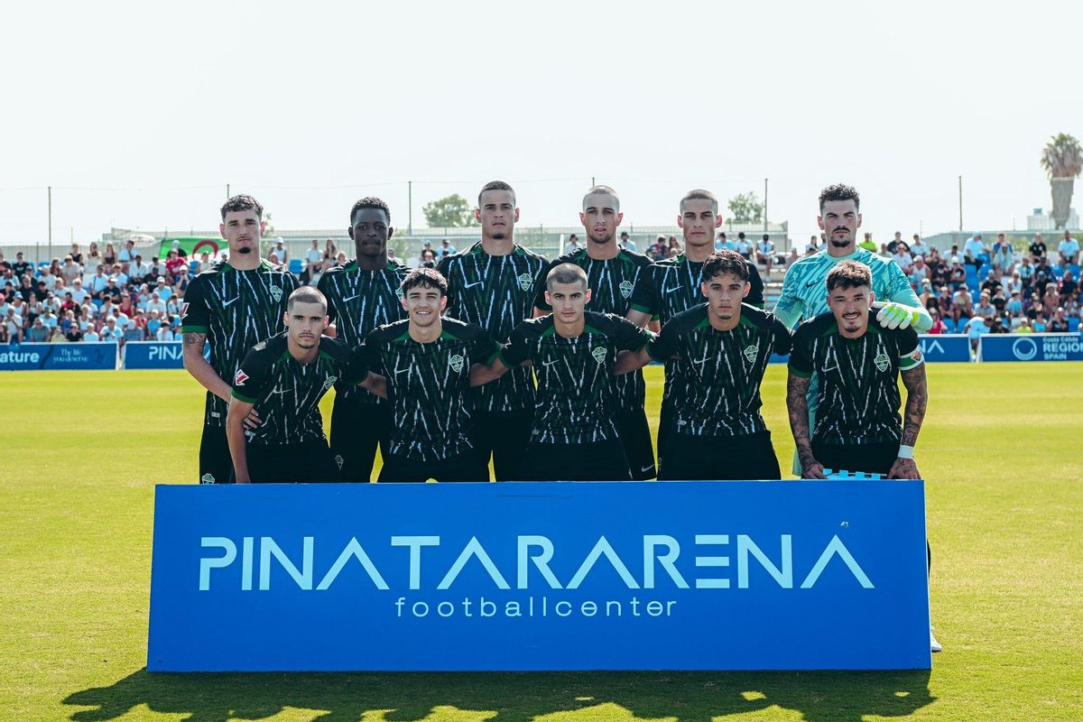 The starting eleven poses before the game.