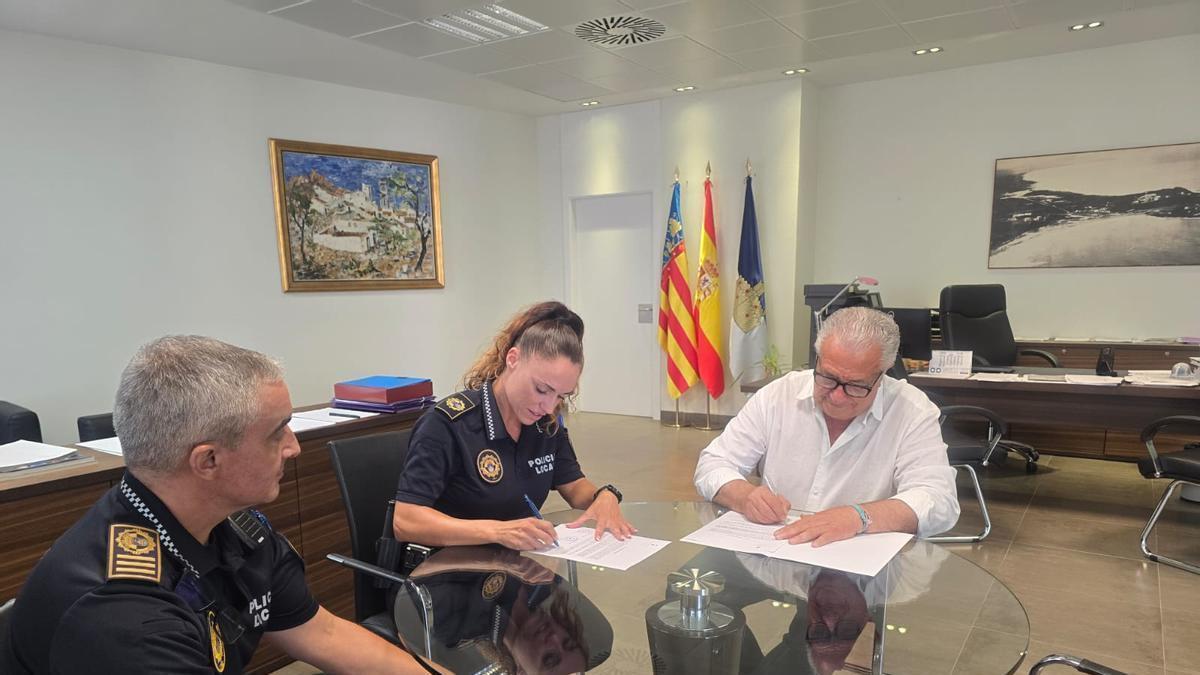 El alcalde, Rafael Albert, y el intendente jefe de la Policía Local acompañan a la nueva agente durante la firma de su credencial como funcionaria de carrera en el Ayuntamiento de Orpesa.