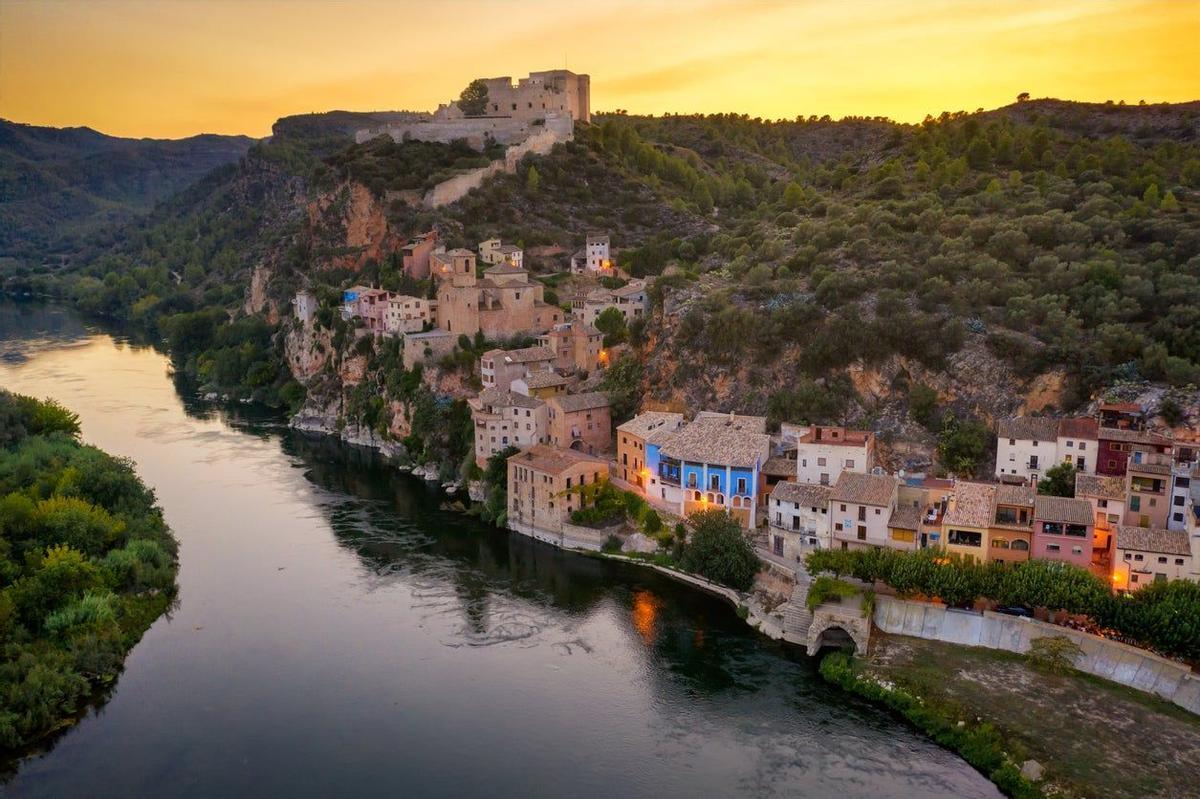 El pueblo medieval de Miravet ofrece un precioso paisaje a orillas del río.