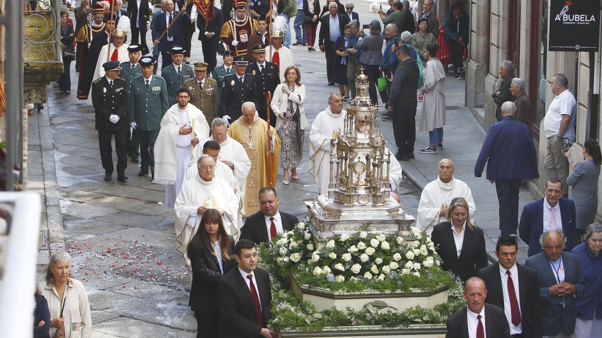 La procesión del Corpus Christi recorrió el casco histórico de Ourense.