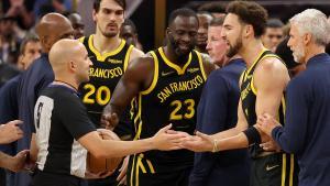 Draymond Green y Klay Thompson hablan con los árbitros tras el incidente ante los Timberwolves