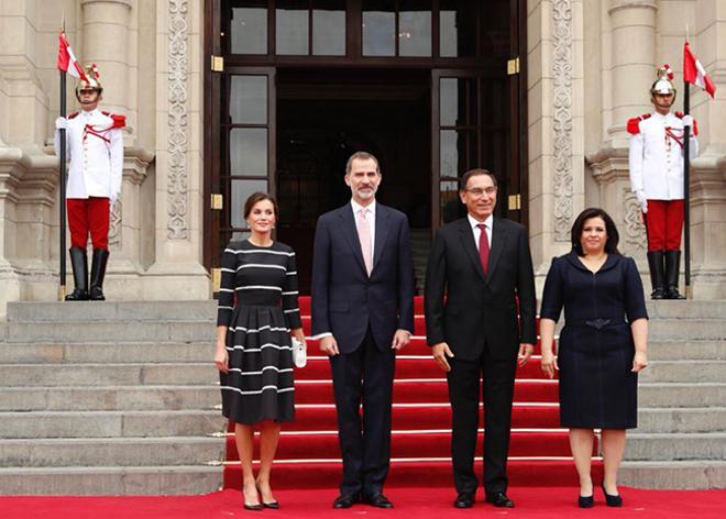 Los Reyes de España junto al presidente de Perú y su mujer