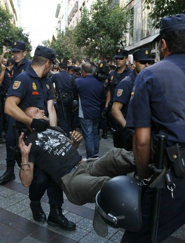 Desalojo de los indignados acampados en la Puerta del Sol y el Paseo del Prado