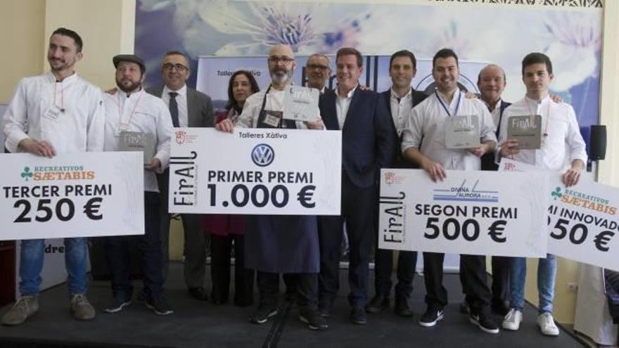 Los chefs ganadores de los 4 premios junto al alcalde, el edil Miquel Lorente, el diputado Femenía y los empresarios patrocinadores.