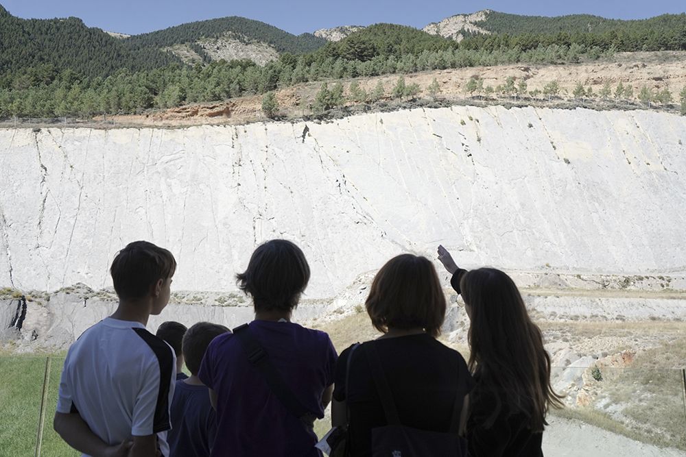 Una família contemplant la paret de petjades des d’un balcó exterior del museu