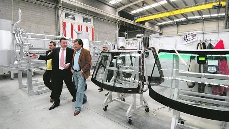 Javier Fernández, durante su visita a Vetro Tool, con Miguel Ángel Martínez, responsable de la planta.