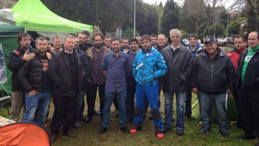 Xulio Ferreiro posa, en el centro de la imagen, con los marineros acampados en San Caetano.