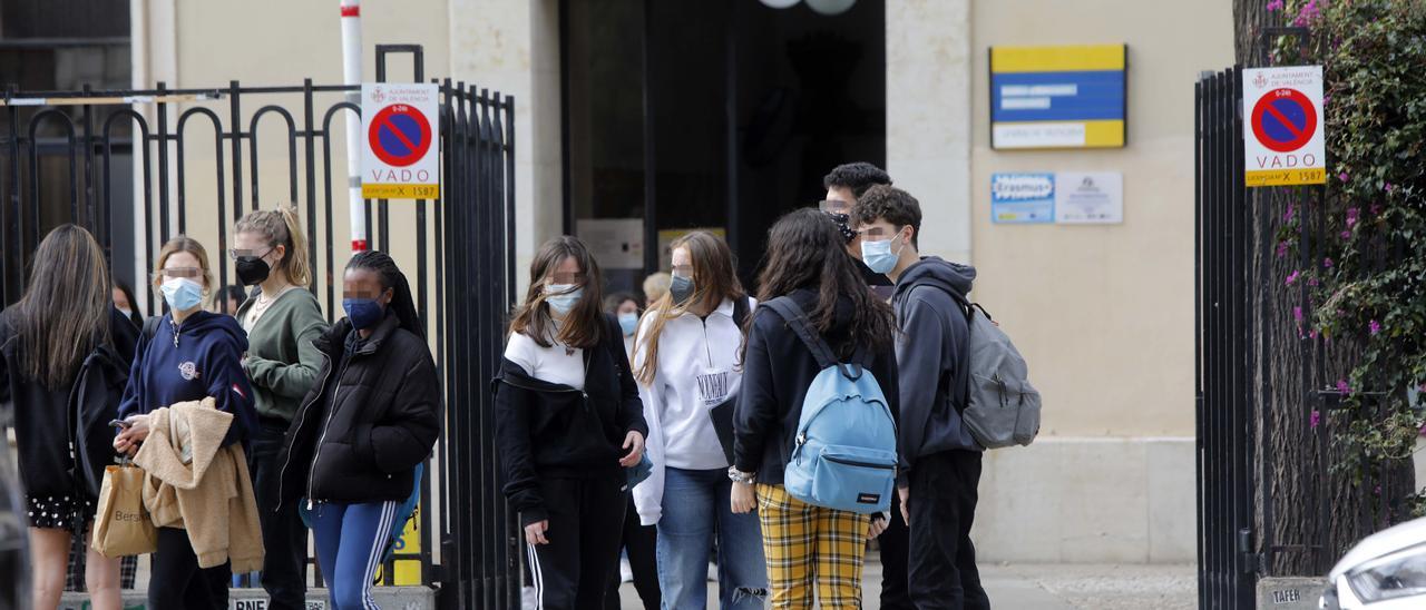 Alumnado de Secundaria a la salida del instituto