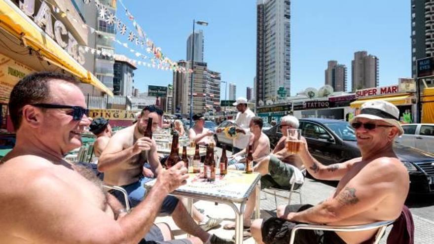 Un grupo de turistas en una terraza en Benidorm.