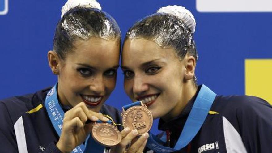 Ona Carbonell y Andrea Fuentes, con su medalla de bronce.