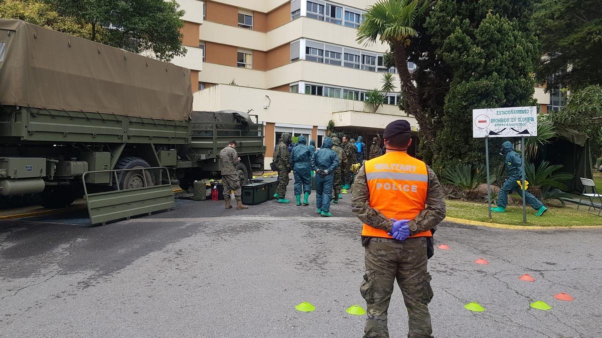 Militares desinfectan la residencia Asistida de Cáceres durante la primera ola del coronavirus.