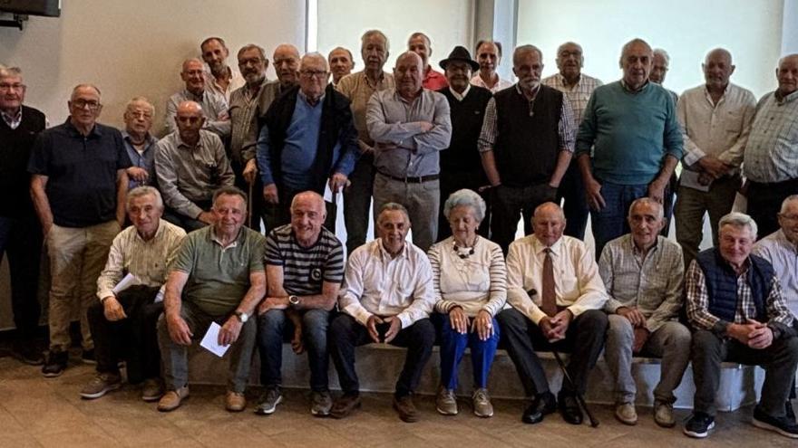 Foto de familia de los asistentes al encuentro de ayer en Llanera. | J. A. O.