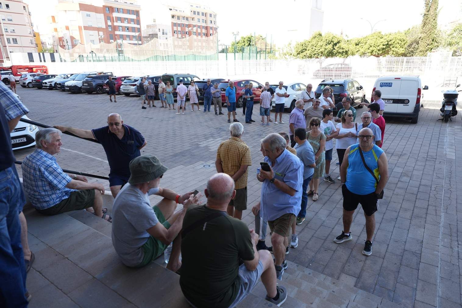 Galería | Largas colas en Castalia para las renovaciones de los mayores de 65 años