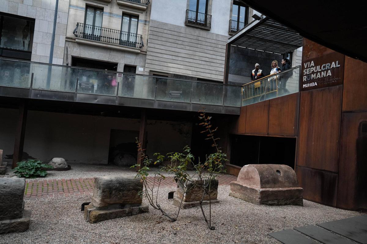 La necrópolis romana de la plaza Vila de Madrid, junto al espacio de exposición del Museu d'Història de Barcelona.