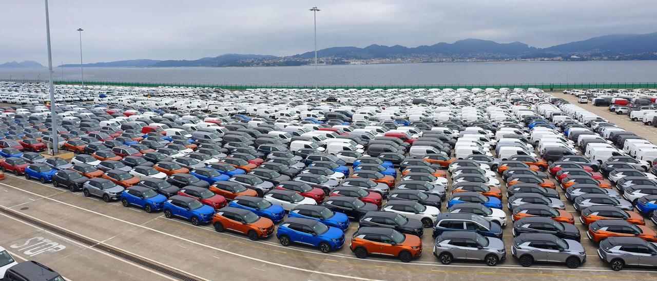 Miles de vehículos fabricadospor Stellantis, en la terminal Ro-Ro de Bouzas. / M.G. BREA