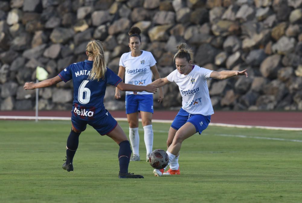 Partido del torneo Egalité de fútbol femenino