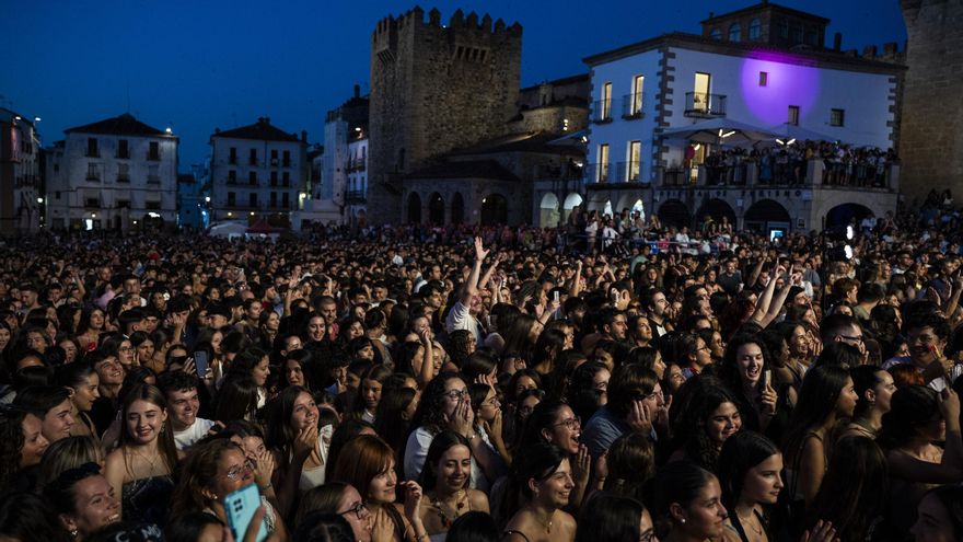 La plaza Mayor de Cáceres vibró este jueves al ritmo de Beret, Ruslana, Walls y Chema Rivas