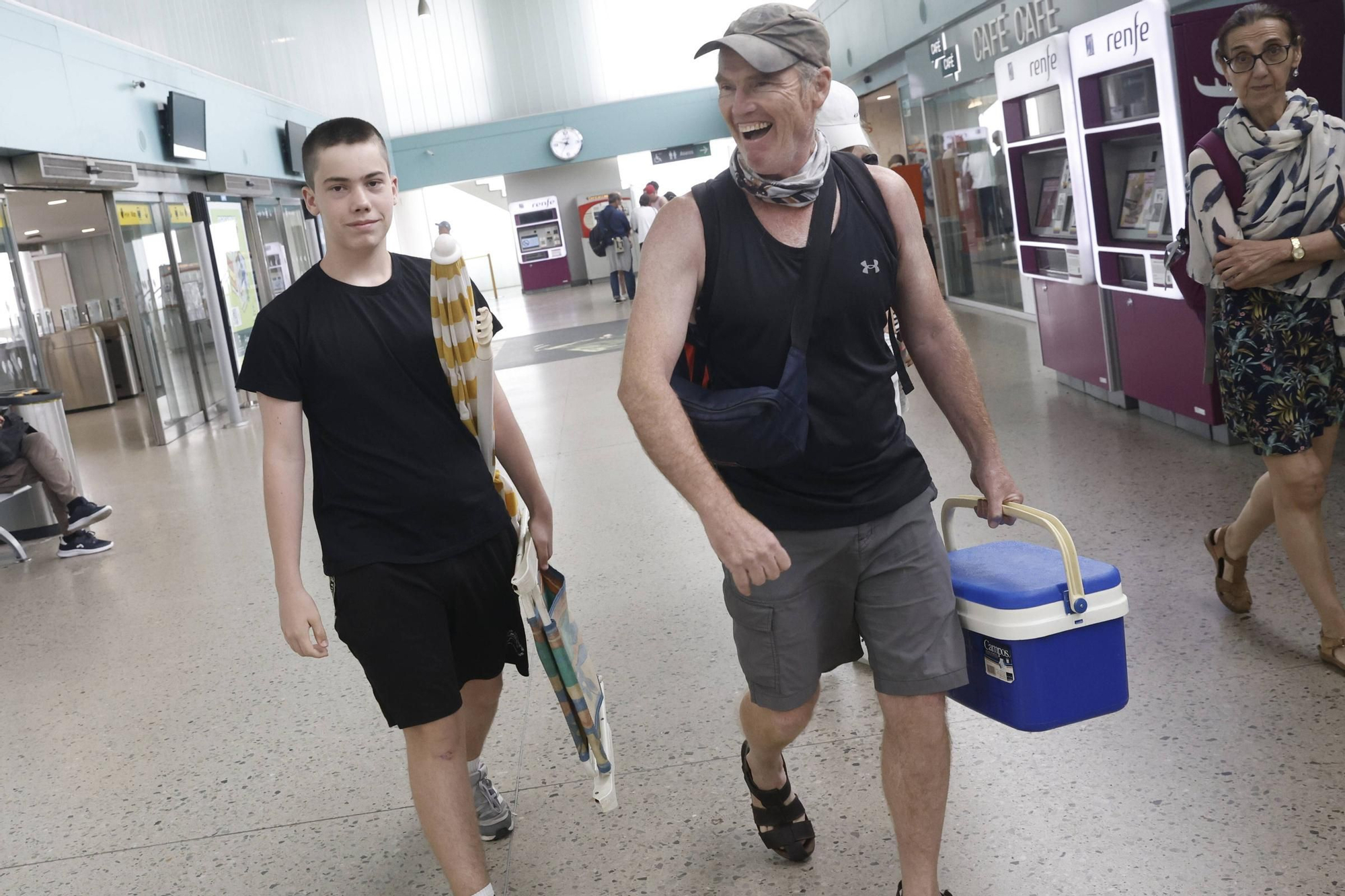 León estrena el tren playero para sofocar la ola de calor: "Siempre venimos a la playa a Gijón" (en imágenes)