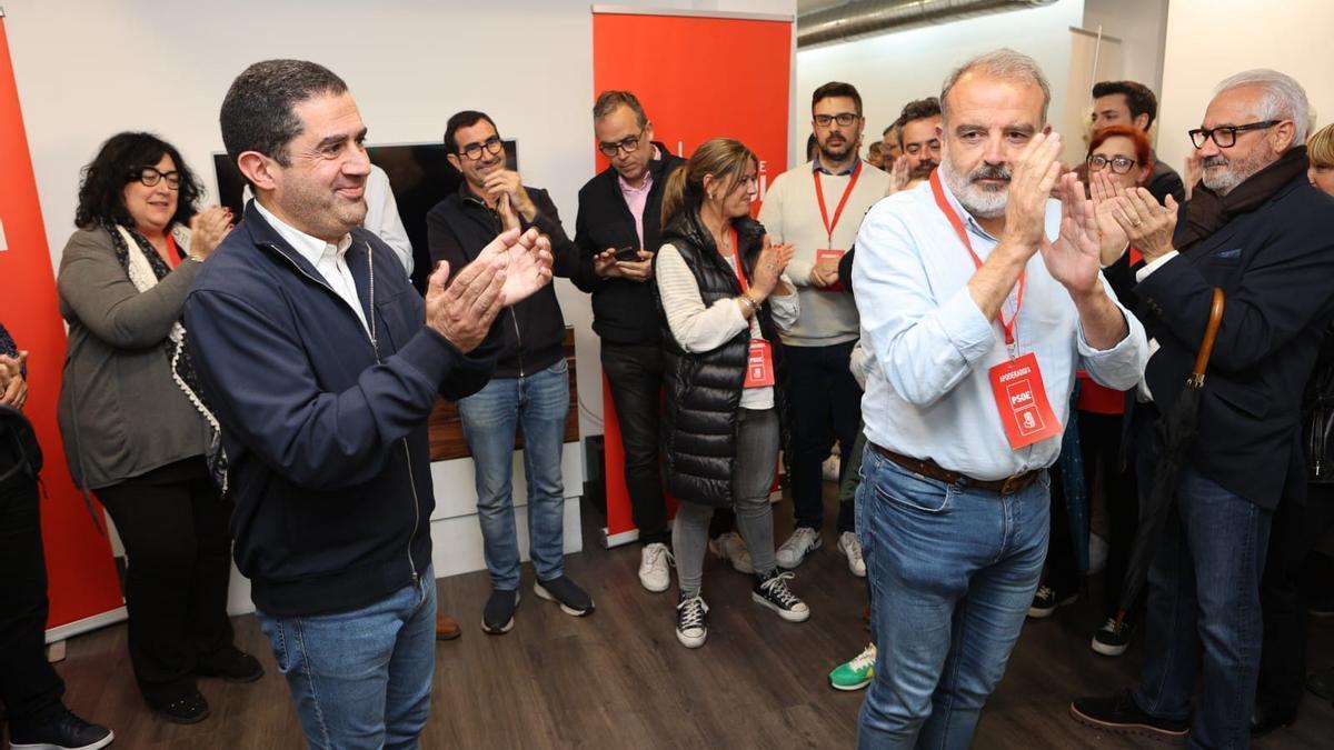 Toni Francés y su equipo tras conocer los resultados de las elecciones municipales en Alcoy.