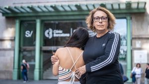 Barcelona 23/09/24 Sociedad. Laura Trabal, madre de una niña de 14 años con anorexia, denuncia las insuficiencias del sistema. Foto de ella con la niña de espaldas. AUTOR: MANU MITRU