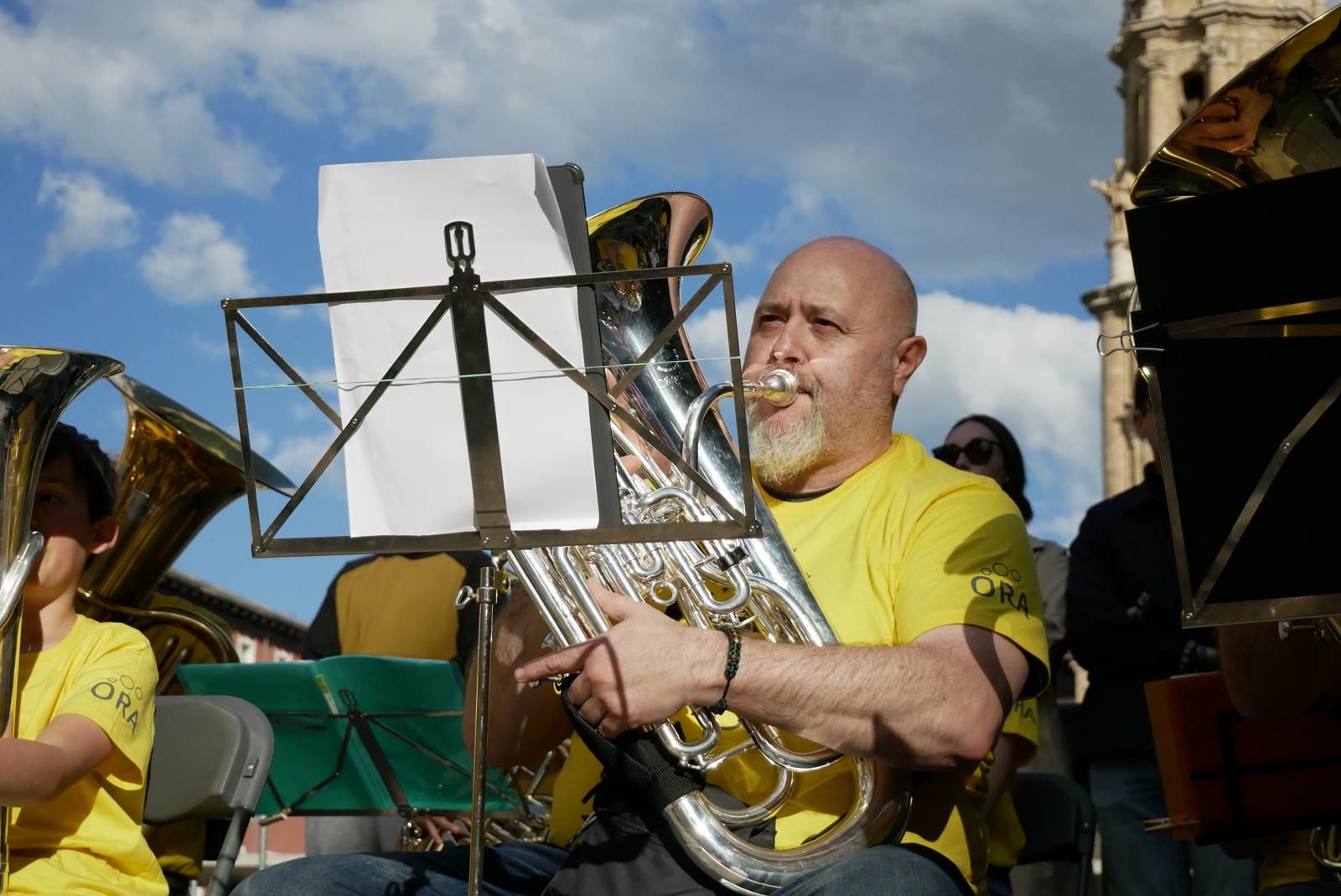 Más de 230 instrumentistas de metal tocan en la plaza del Pilar