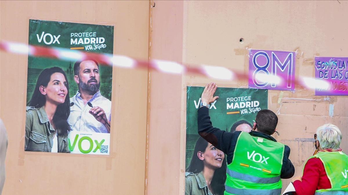 Pegada de carteles electorales de Vox en el marco de un acto electoral del partido al que asisten tanto la candidata de Vox a la presidencia de la Comunidad de Madrid  Rocio Monasterio  como el lider de la formacion  Santiago Abascal  en Fuenlabrada  (Madrid  Espana)  a 19 de abril de 2020   19 ABRIL 2021 FUENLABRADA COMUNIDAD DE MADRID VOX ELECCIONES ELECCIONES 4M  Ricardo Rubio   Europa Press  19 04 2021